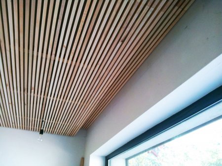 Установка деревянного реечного потолка